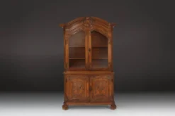 Vaisselier vitré en bois sculpté, Belgique, XVIIIe siècle