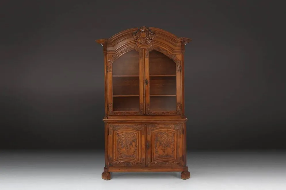 Vaisselier vitré en bois sculpté, Belgique, XVIIIe siècle