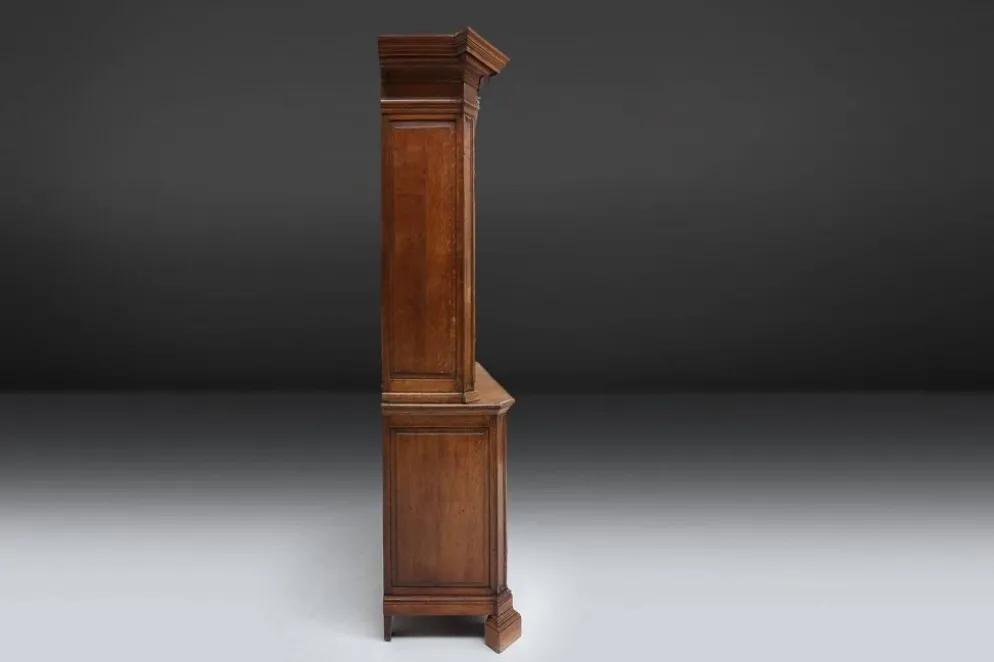 Vaisselier vitré en bois sculpté, Belgique, XVIIIe siècle