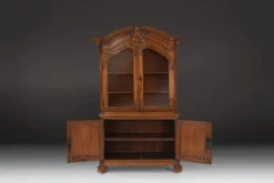 Vaisselier vitré en bois sculpté, Belgique, XVIIIe siècle