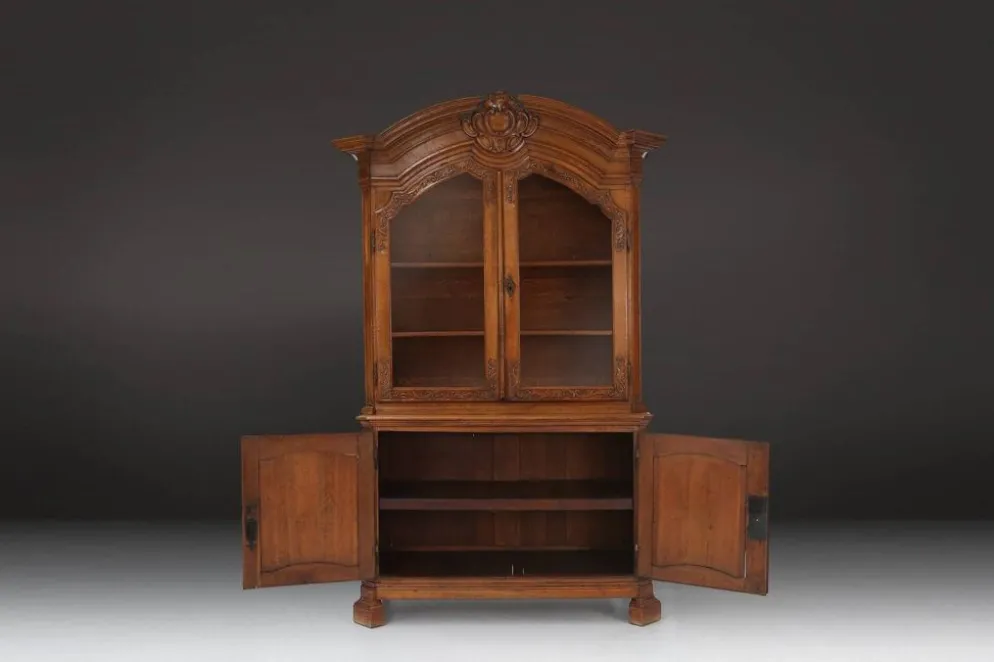 Vaisselier vitré en bois sculpté, Belgique, XVIIIe siècle