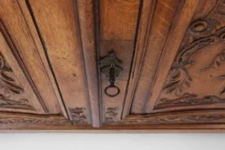 Vaisselier vitré en bois sculpté, Belgique, XVIIIe siècle