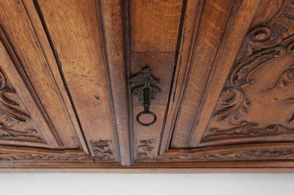 Vaisselier vitré en bois sculpté, Belgique, XVIIIe siècle