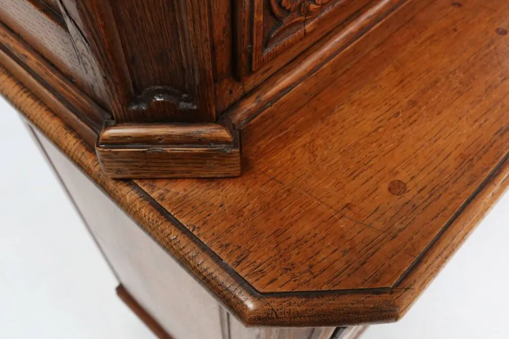 Vaisselier vitré en bois sculpté, Belgique, XVIIIe siècle