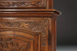 Vaisselier vitré en bois sculpté, Belgique, XVIIIe siècle
