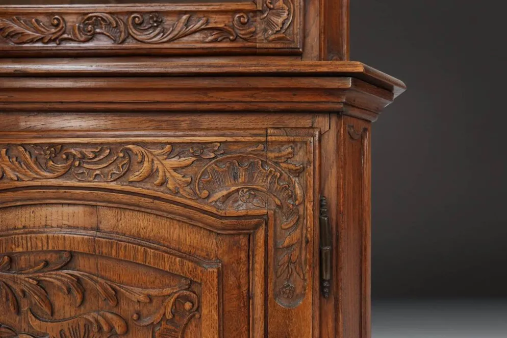 Vaisselier vitré en bois sculpté, Belgique, XVIIIe siècle