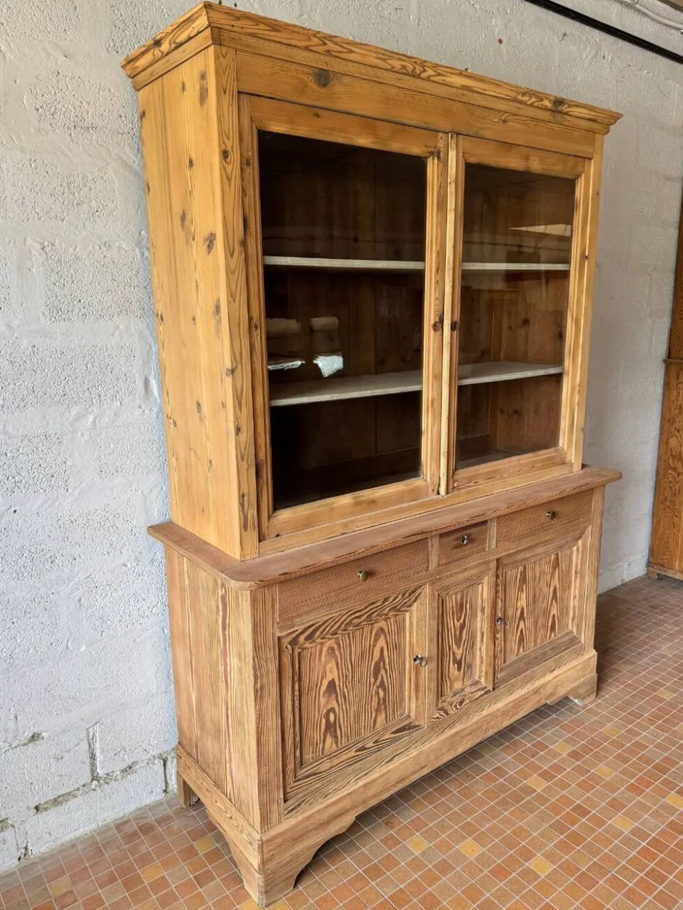 Vaisselier vitré en pitchpin - Fin XIXᵉ siècle