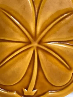 Vallauris, dessous de plat décor trèfle XXème