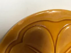 Vallauris, dessous de plat décor trèfle XXème