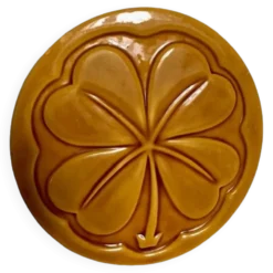 Vallauris, dessous de plat décor trèfle XXème