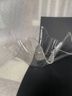 Vase mouchoirs en plexiglas vintage 1970