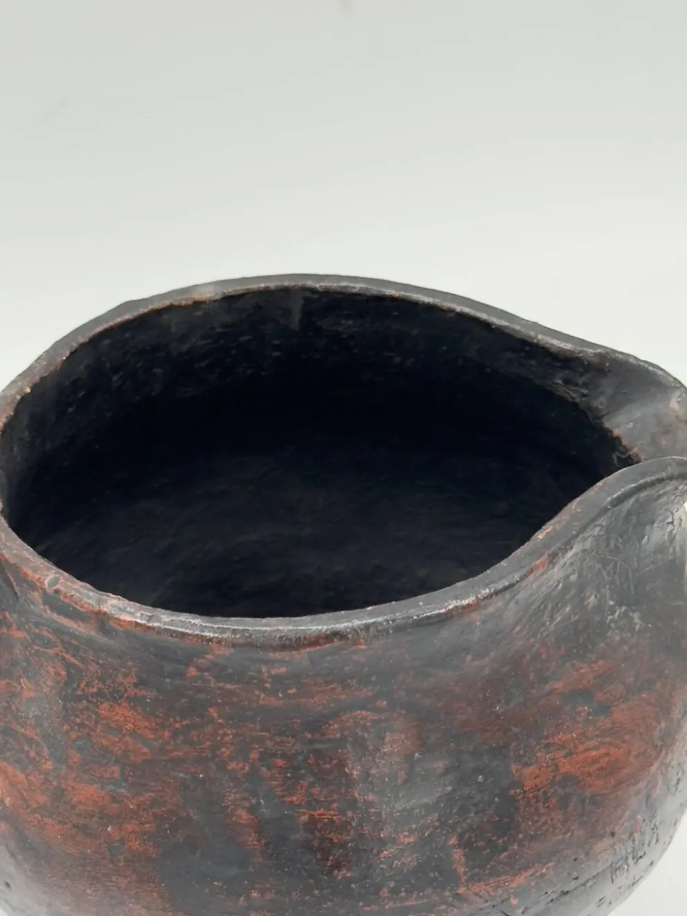 Vase tripode vintage en terre cuite, fait main, finition noire fumée