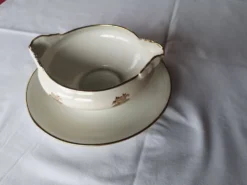 Vends saucière Élégant décor de petites roses dorées,
