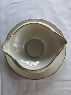 Vends saucière Élégant décor de petites roses dorées,