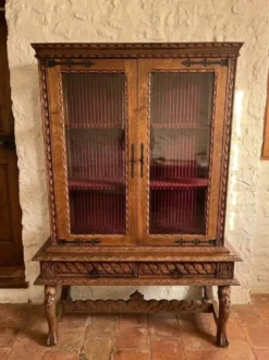 Vente d'une vitrine en chêne massif style Henri II / néo-Renaissance