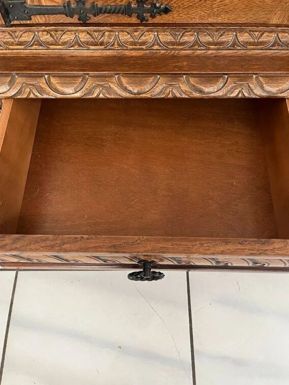 Vente d'une vitrine en chêne massif style Henri II / néo-Renaissance