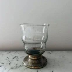 Verre ancien pied métal argenté