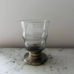 Verre ancien pied métal argenté