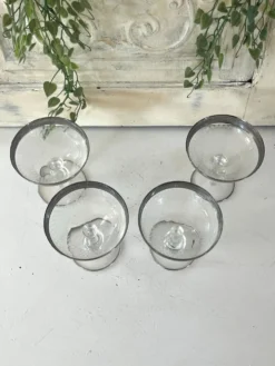 Verre à cocktail en coupe avec bord en argent gravé, ensemble de bar des années 50.