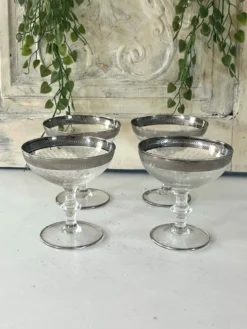 Verre à cocktail en coupe avec bord en argent gravé, ensemble de bar des années 50.