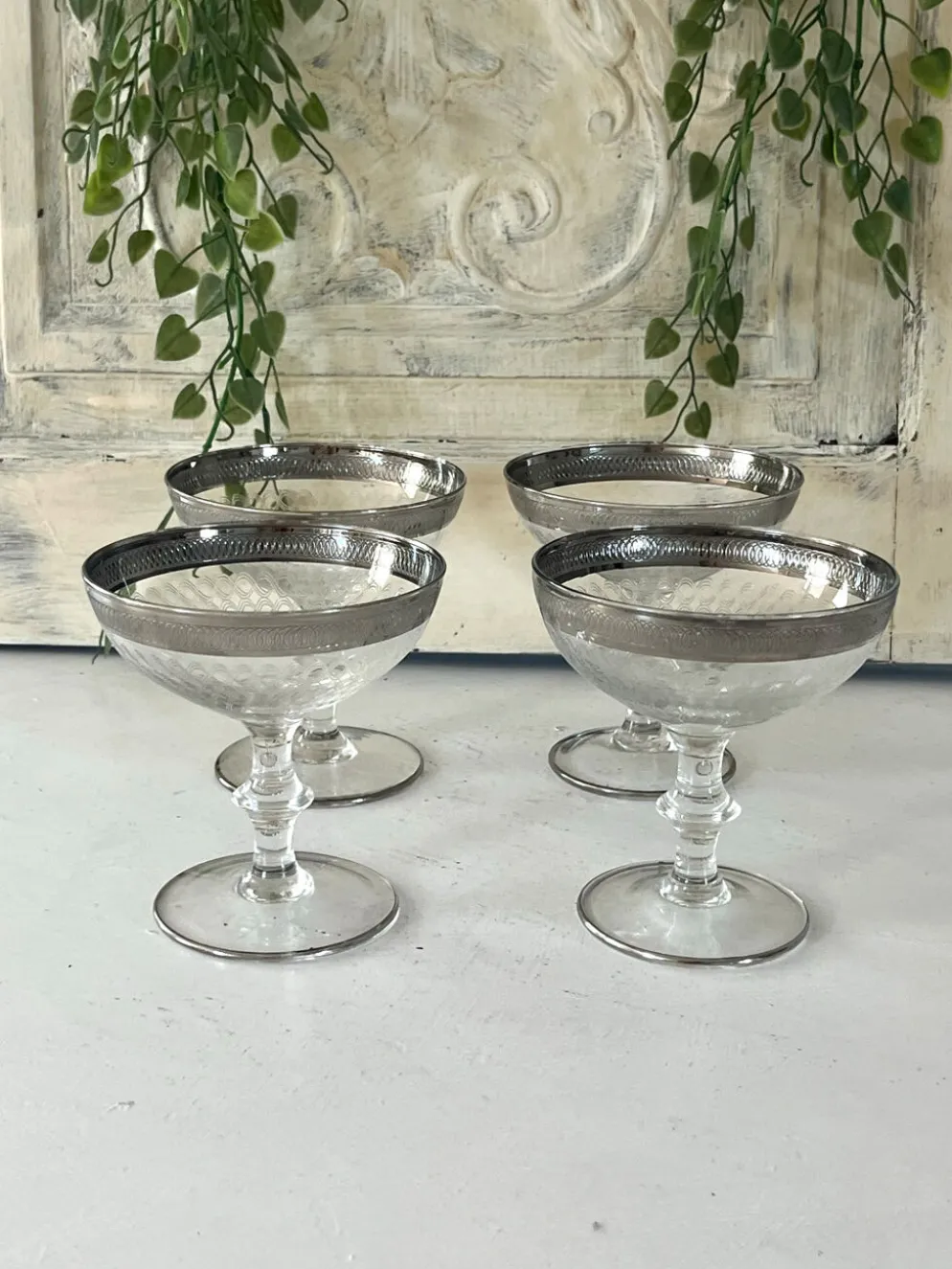 Verre à cocktail en coupe avec bord en argent gravé, ensemble de bar des années 50.