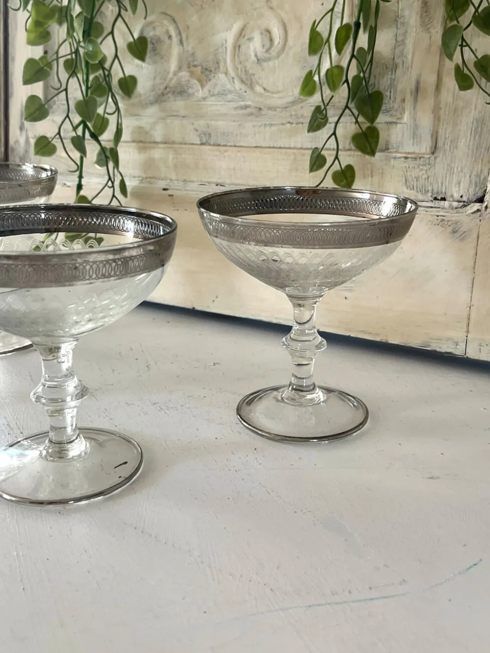 Verre à cocktail en coupe avec bord en argent gravé, ensemble de bar des années 50.