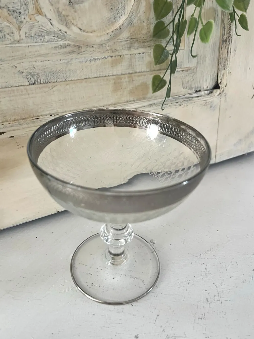Verre à cocktail en coupe avec bord en argent gravé, ensemble de bar des années 50.