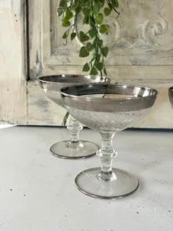 Verre à cocktail en coupe avec bord en argent gravé, ensemble de bar des années 50.
