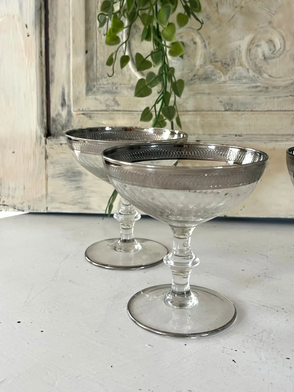 Verre à cocktail en coupe avec bord en argent gravé, ensemble de bar des années 50.