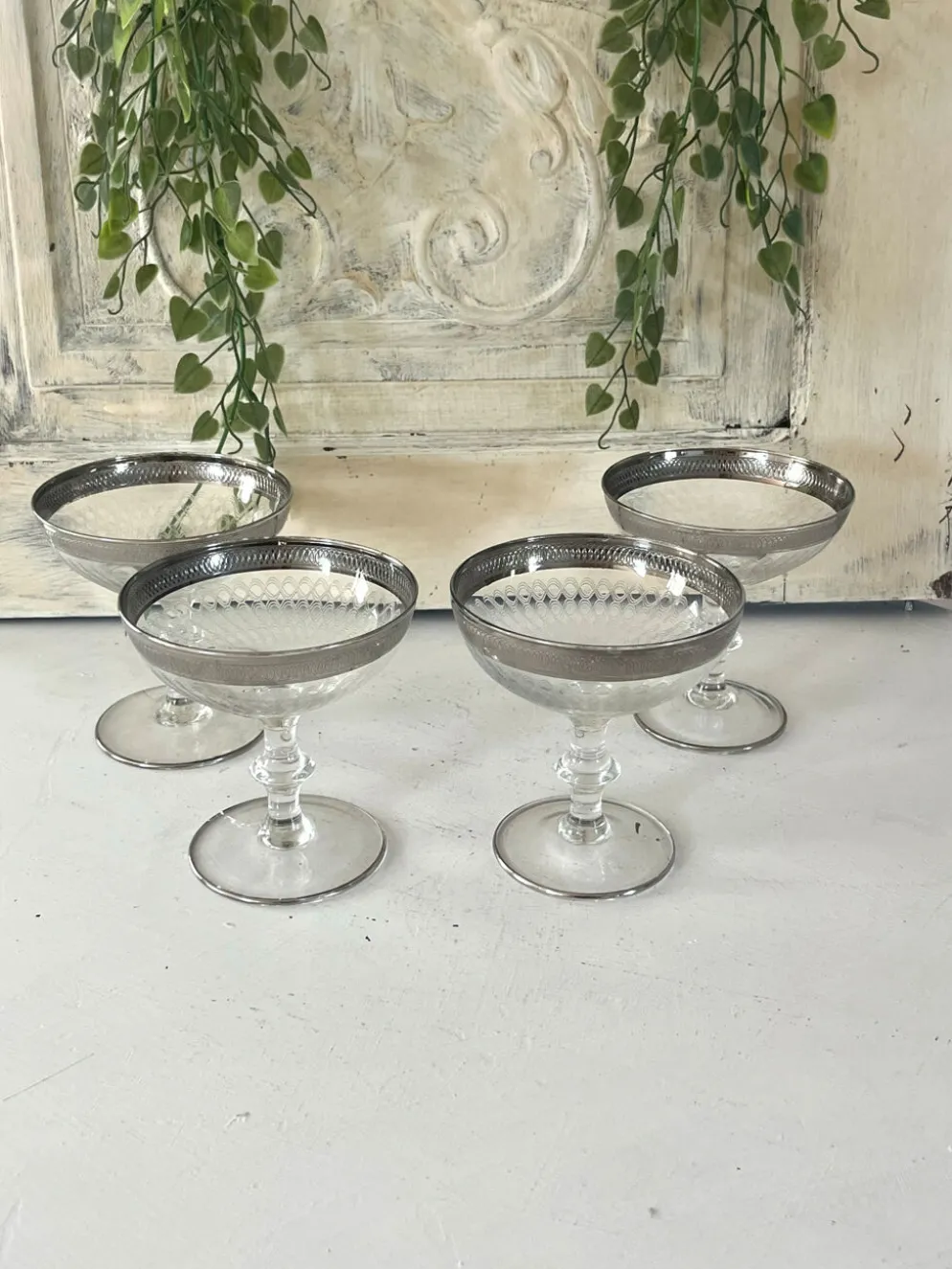 Verre à cocktail en coupe avec bord en argent gravé, ensemble de bar des années 50.