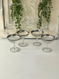 Verre à cocktail en coupe avec bord en argent gravé, ensemble de bar des années 50.