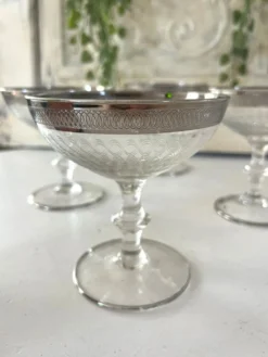 Verre à cocktail en coupe avec bord en argent gravé, ensemble de bar des années 50.