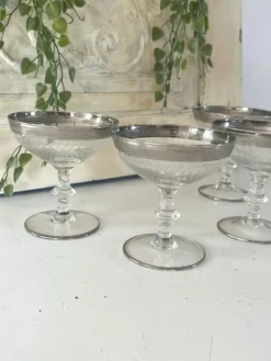 Verre à cocktail en coupe avec bord en argent gravé, ensemble de bar des années 50.