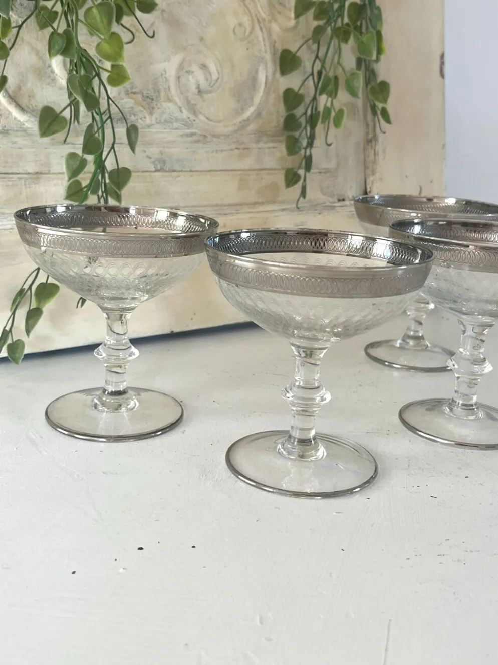 Verre à cocktail en coupe avec bord en argent gravé, ensemble de bar des années 50.