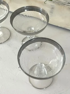 Verre à cocktail en coupe avec bord en argent gravé, ensemble de bar des années 50.