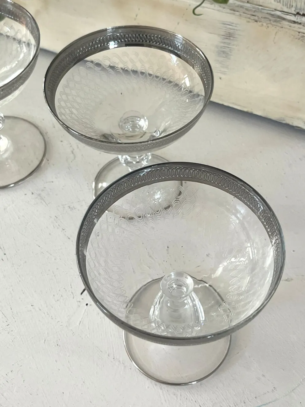 Verre à cocktail en coupe avec bord en argent gravé, ensemble de bar des années 50.