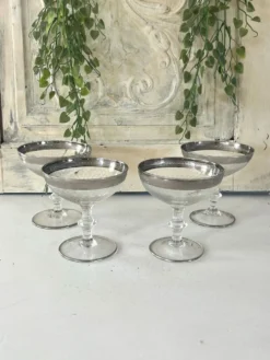 Verre à cocktail en coupe avec bord en argent gravé, ensemble de bar des années 50.