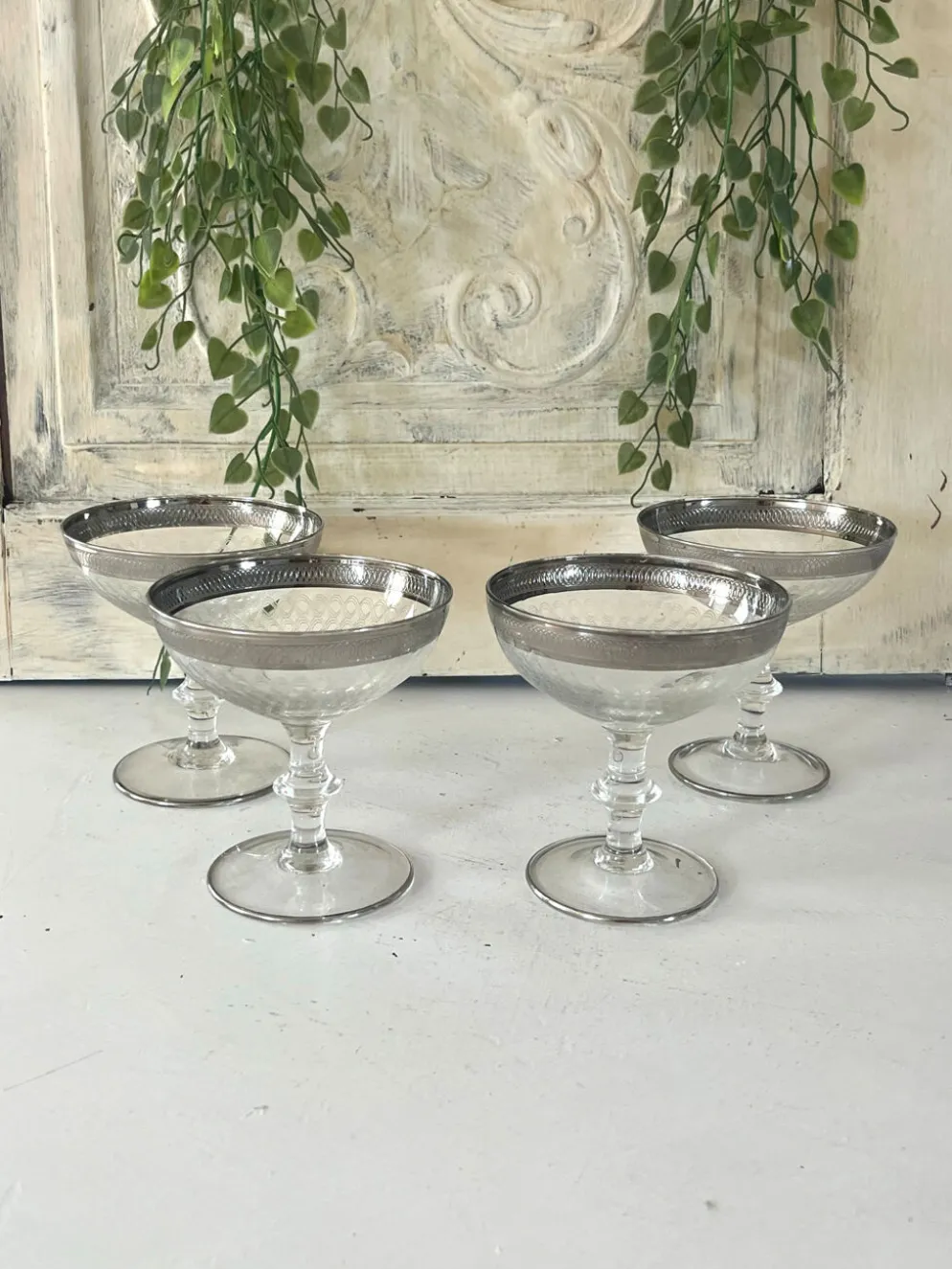 Verre à cocktail en coupe avec bord en argent gravé, ensemble de bar des années 50.