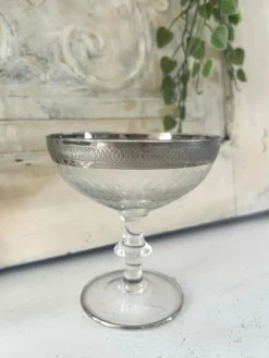 Verre à cocktail en coupe avec bord en argent gravé, ensemble de bar des années 50.