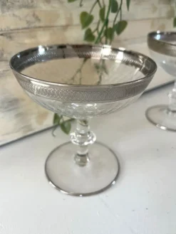 Verre à cocktail en coupe avec bord en argent gravé, ensemble de bar des années 50.