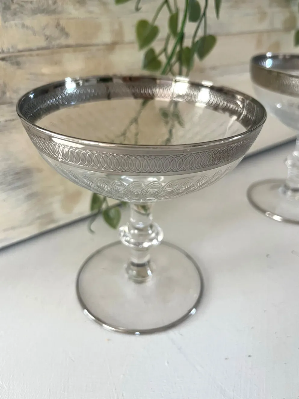 Verre à cocktail en coupe avec bord en argent gravé, ensemble de bar des années 50.