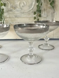 Verre à cocktail en coupe avec bord en argent gravé, ensemble de bar des années 50.