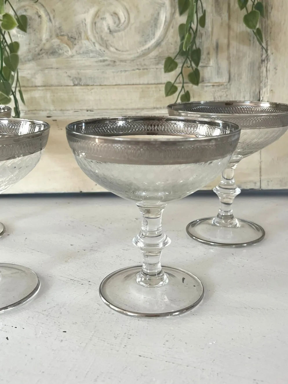 Verre à cocktail en coupe avec bord en argent gravé, ensemble de bar des années 50.