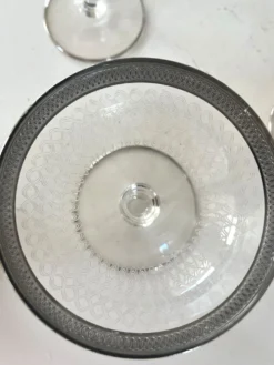Verre à cocktail en coupe avec bord en argent gravé, ensemble de bar des années 50.