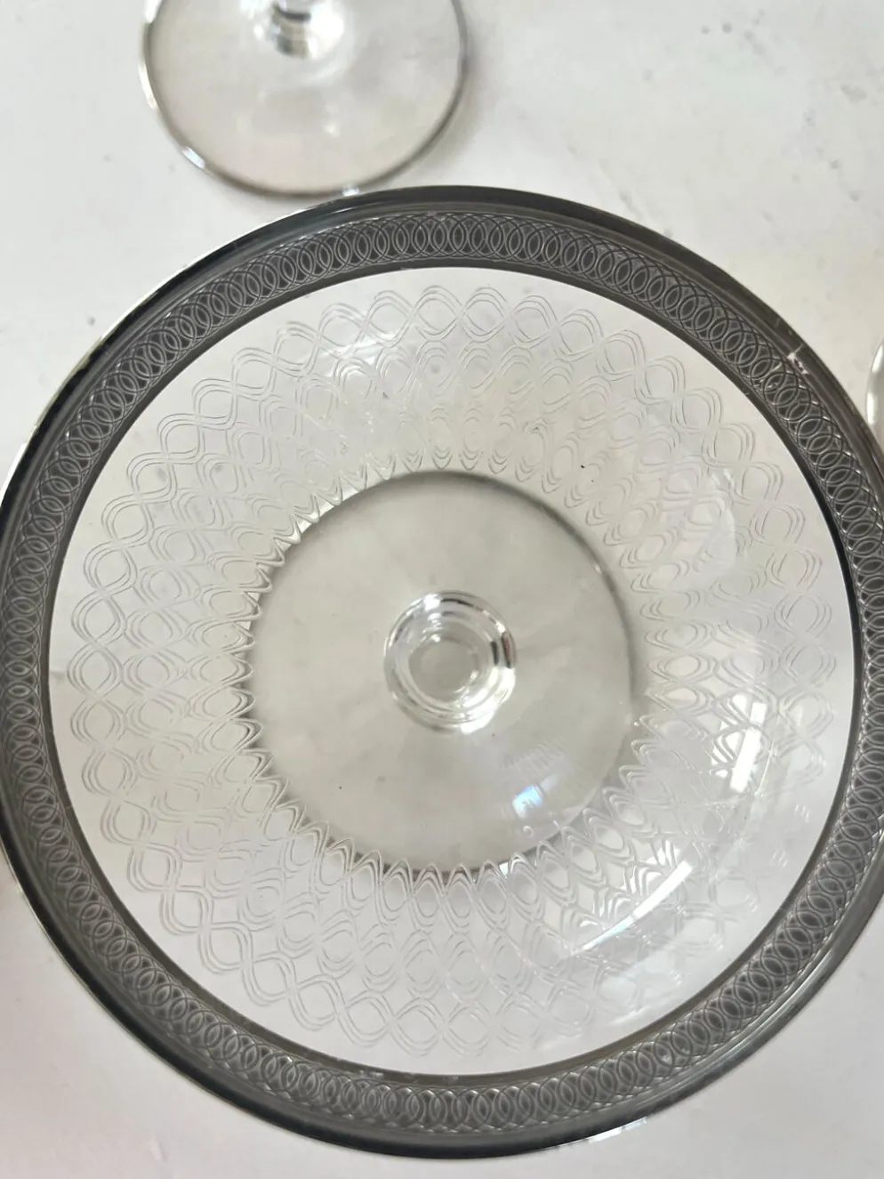 Verre à cocktail en coupe avec bord en argent gravé, ensemble de bar des années 50.
