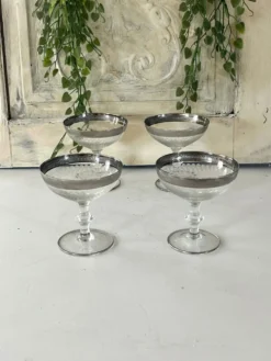 Verre à cocktail en coupe avec bord en argent gravé, ensemble de bar des années 50.