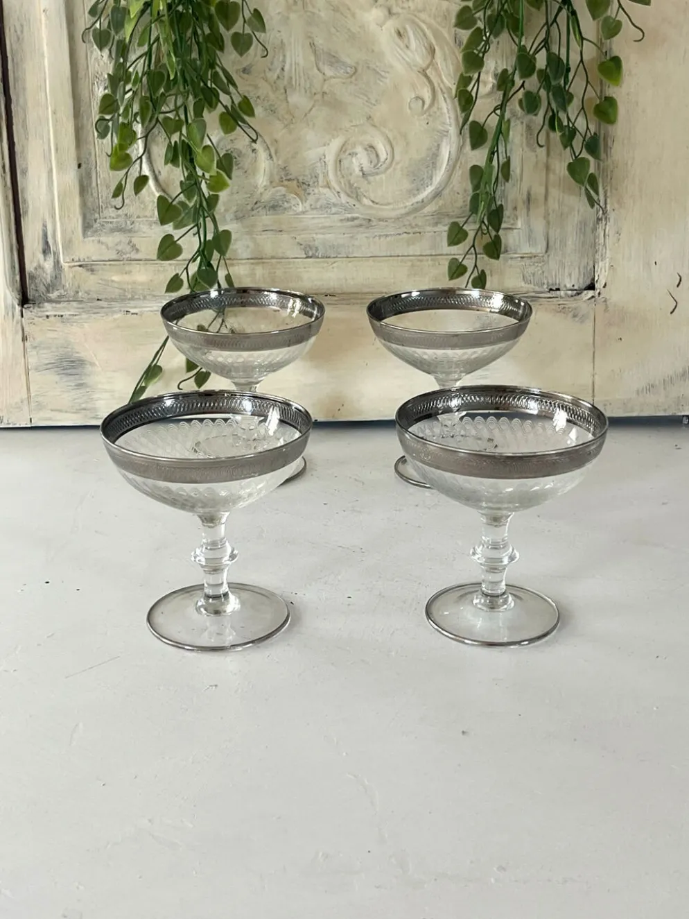 Verre à cocktail en coupe avec bord en argent gravé, ensemble de bar des années 50.