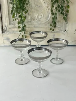 Verre à cocktail en coupe avec bord en argent gravé, ensemble de bar des années 50.