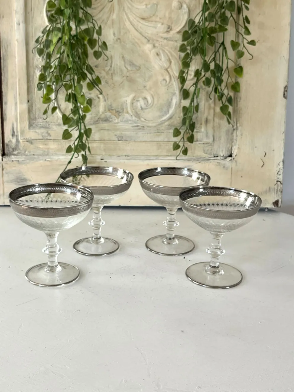 Verre à cocktail en coupe avec bord en argent gravé, ensemble de bar des années 50.