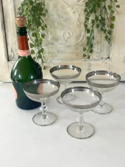 Verre à cocktail en coupe avec bord en argent gravé, ensemble de bar des années 50.